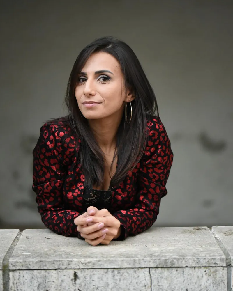 Mirella Sgura, titolare del centro, appoggiata a un muretto di pietra