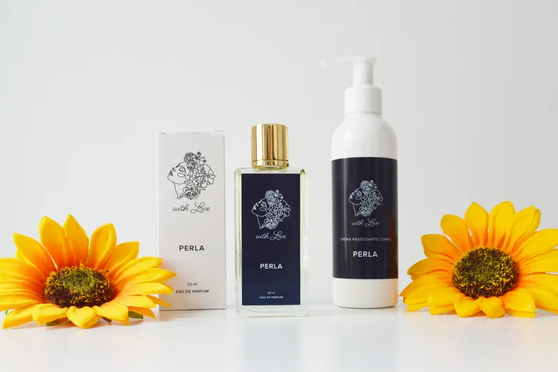 I profumi e la crema corpo della linea del centro, con due girasoli