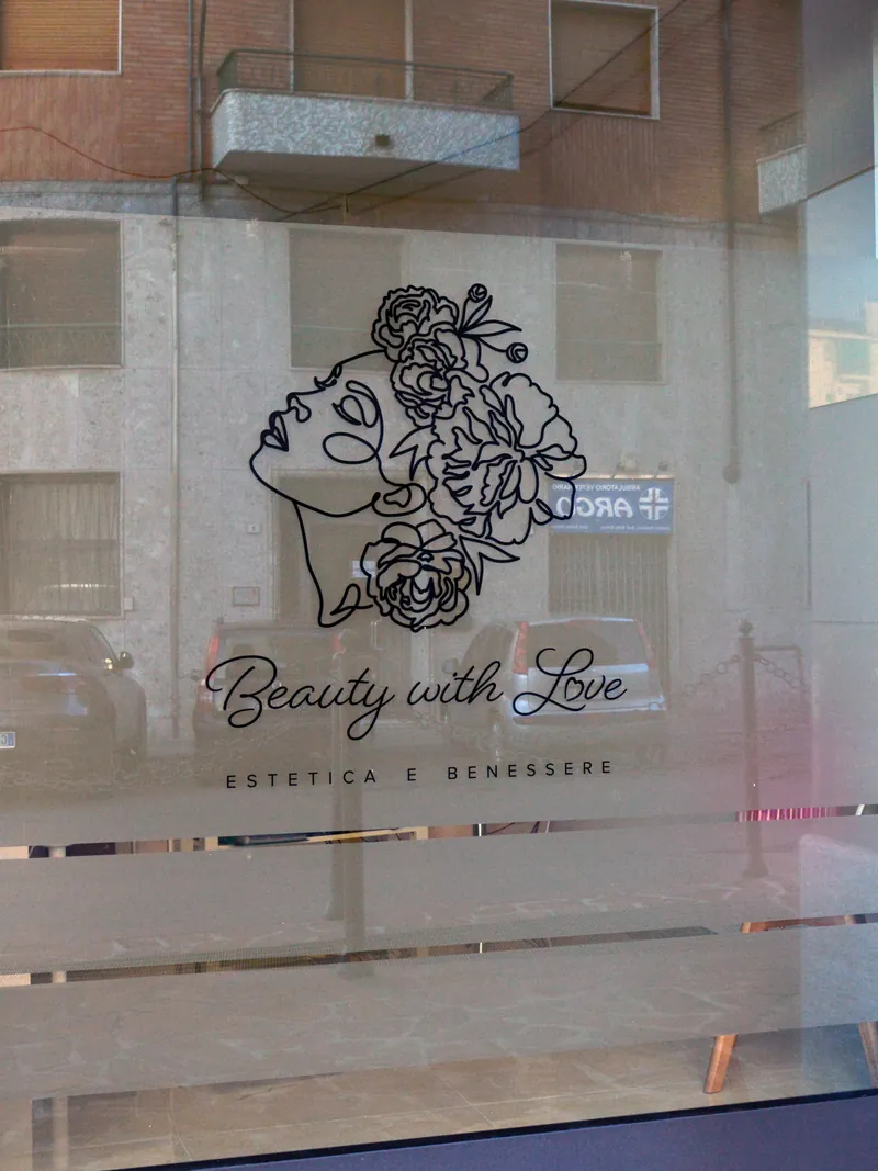 La vetrina su via Casagrande con il logo a linea continua sul vetro