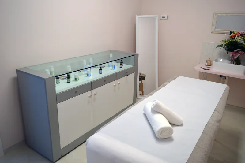 La cabina vista dall’ingresso, con la vetrina e lo specchio