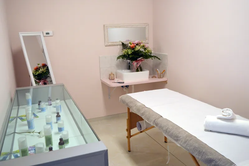 La vetrina dei prodotti e il lettino, con le pareti rosa cipria